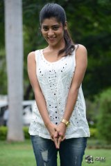 Gayatri at Bandhook Movie Platinum Disc Function